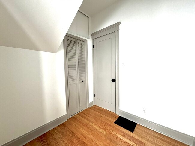 Building Photo - 2424 N Mozart St