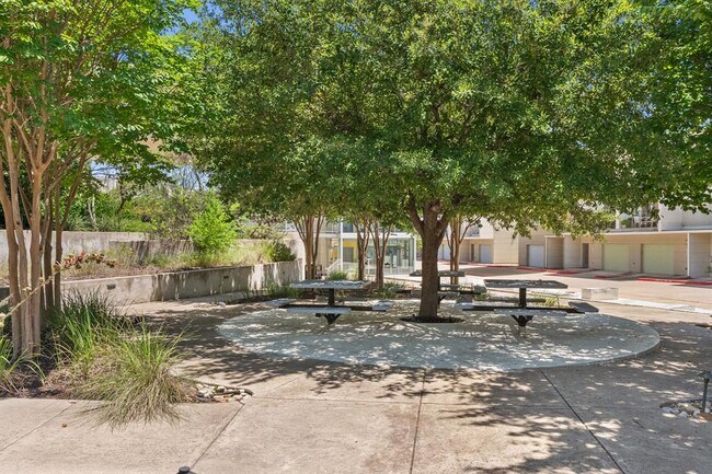 Building Photo - 604 N Bluff Dr