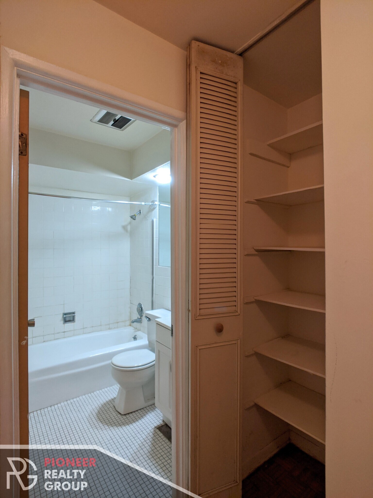 Building Photo - 510 W Briar Pl