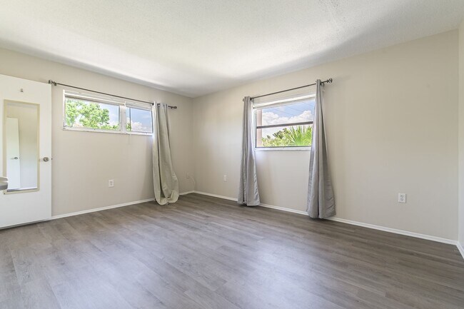 Building Photo - 2 Bed 2 Bath Condo - Close to Beach & Airport