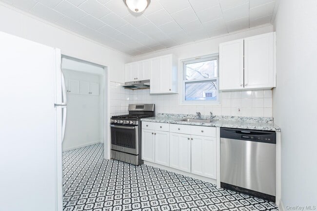 Building Photo - 160 Austin St