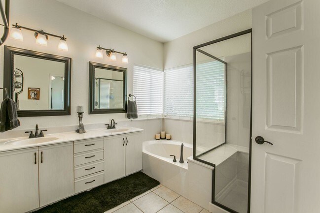 Building Photo - 6809 Medinah Ln NE