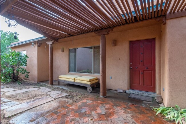 Building Photo - Cute Single Family Home Available now!