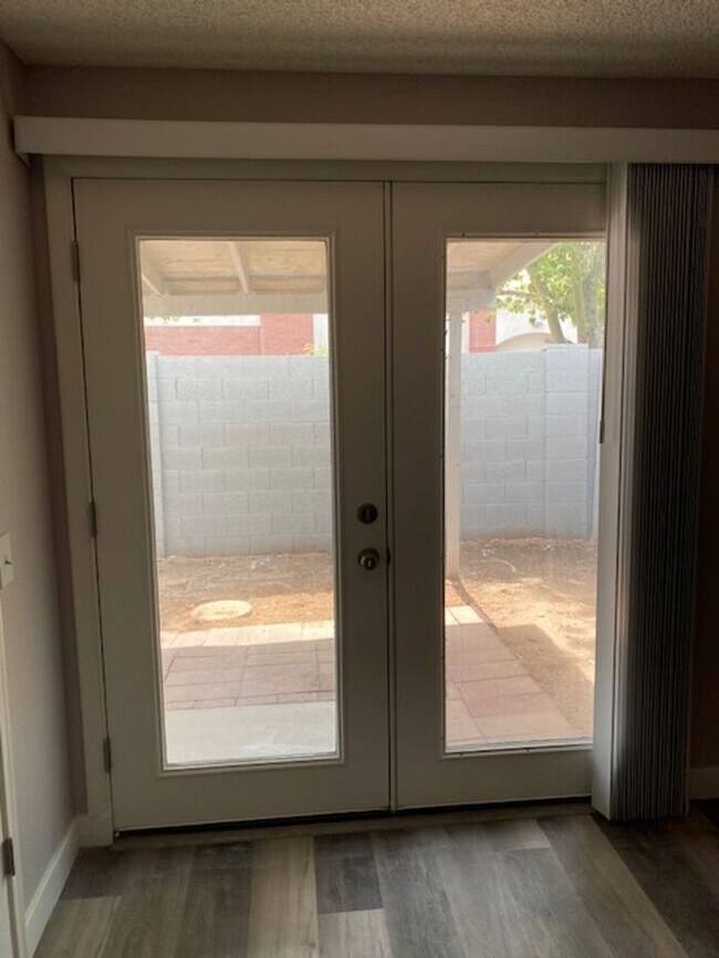 Building Photo - $2,350 Lovely Remodeled 3 Bedroom-2 bath-2...