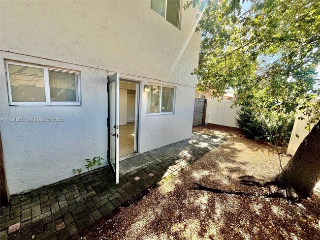 Building Photo - 1274 NE 40th St