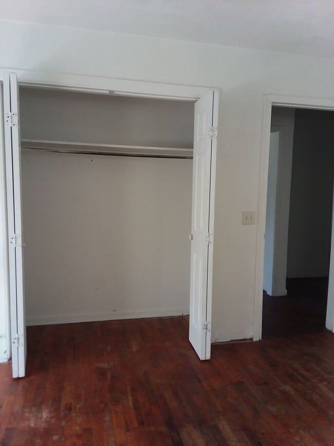 Building Photo - Spacious 3 bedroom and 1 bathroom