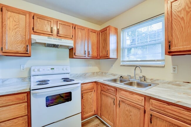 Building Photo - 3 Bedroom 1 Bathroom