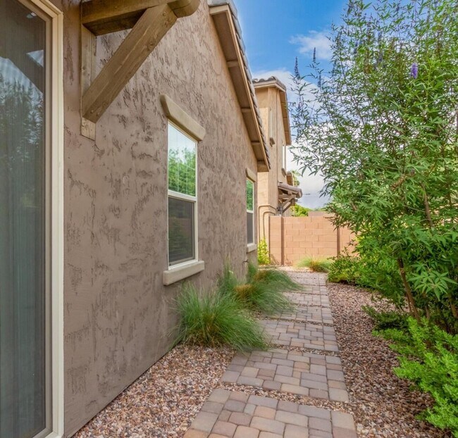 Building Photo - 1099 N 70th Way