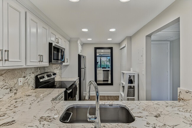 Building Photo - 4 Royal Palm Way