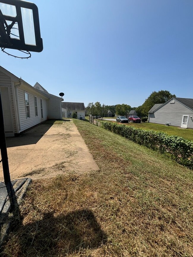 Building Photo - 3BR House with Community Pool