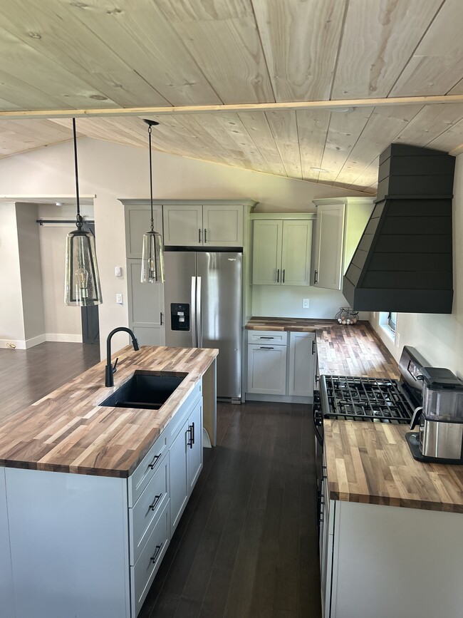 Spacious kitchen - 8481 Blackman Rd