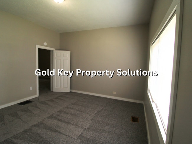 Building Photo - 3 Bed 1 Bath Home For Rent W/ Fenced Yard