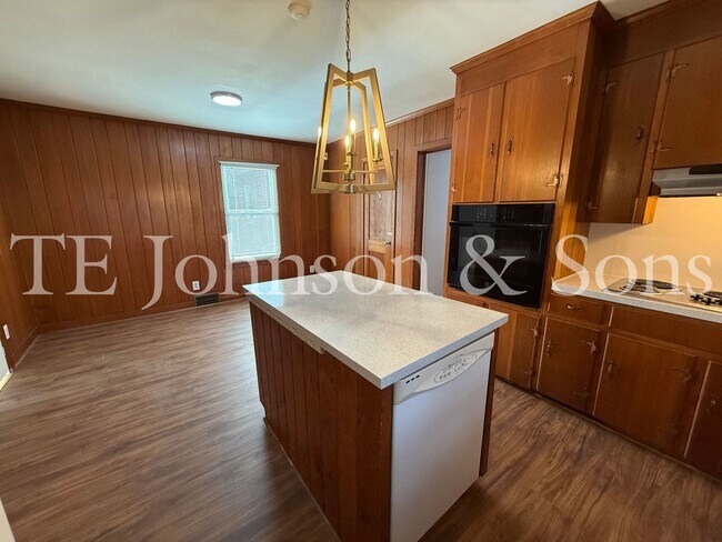 Building Photo - Spacious 3 Bedroom Home with Primary Suite on Main Level and 2-Car Carport