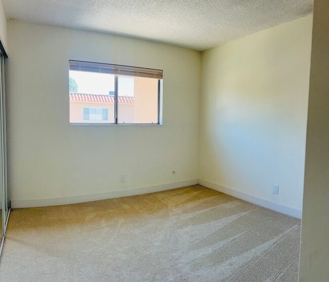 Building Photo - Beautiful 2 bedroom Condo