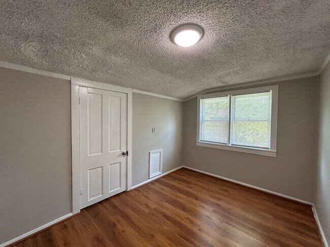 Building Photo - 2 Bed 1 Bath House - Walking Distance to D...