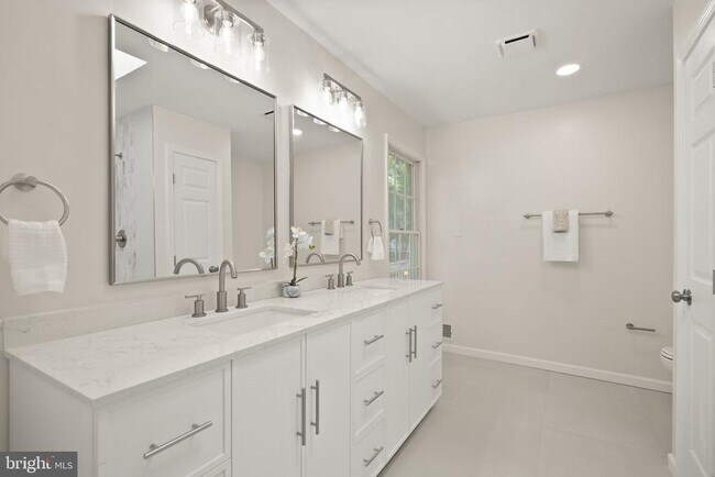 Building Photo - 13647 S Springs Dr