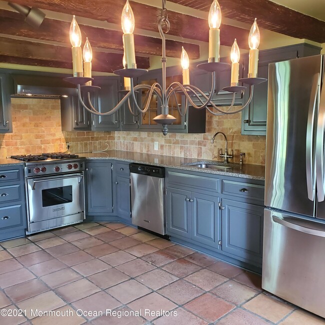 Building Photo - 16 E Larchmont Dr