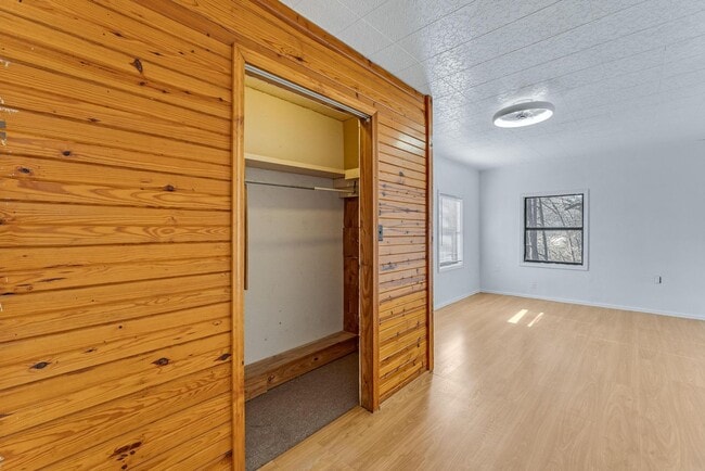 Building Photo - Lakeside Charm: Cozy 2-Bedroom Duplex in Rogers!