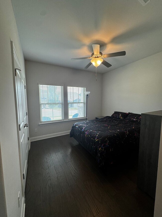 Building Photo - Newly build full furnished 3 bed 2 bath ho...