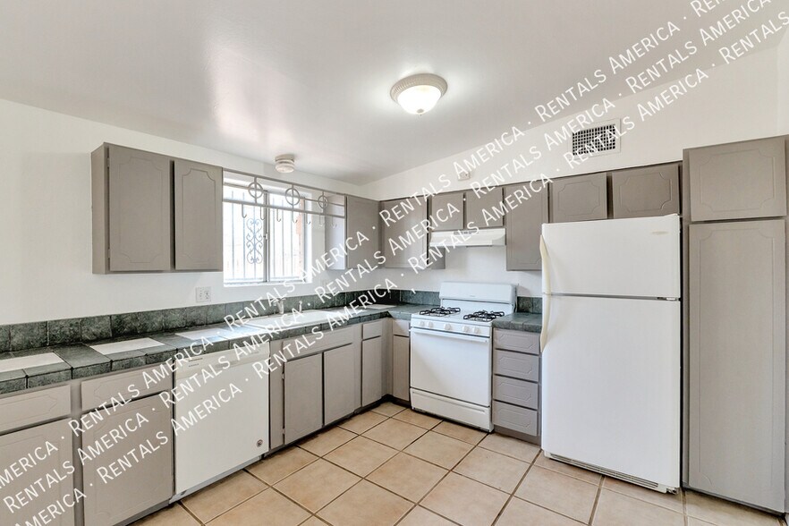 Building Photo - 801 E Holaway Dr