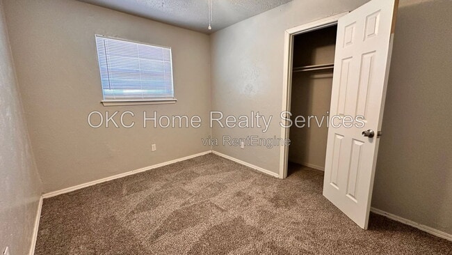 Building Photo - 8417 S Villa Ave