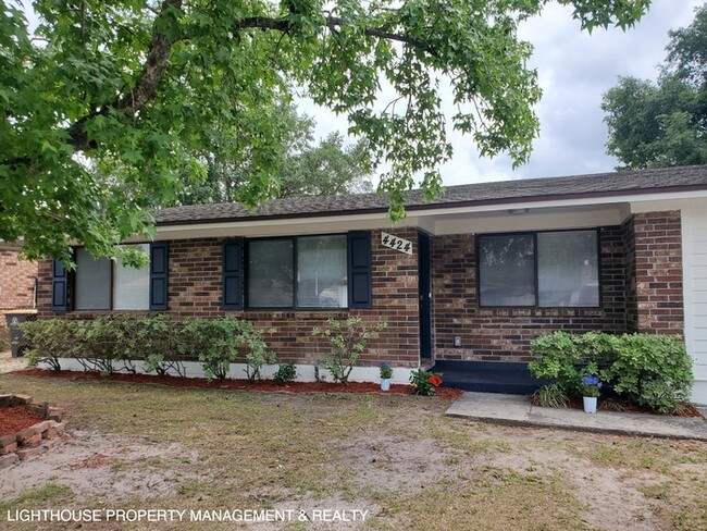 Primary Photo - Charming 4 Bed/2 Bath Home!