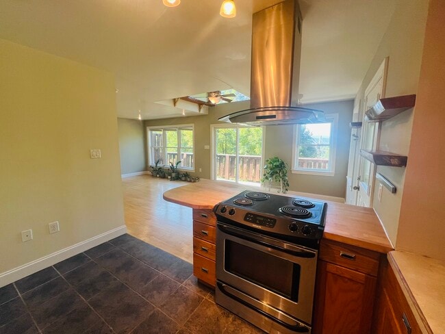 Building Photo - 567 W King St