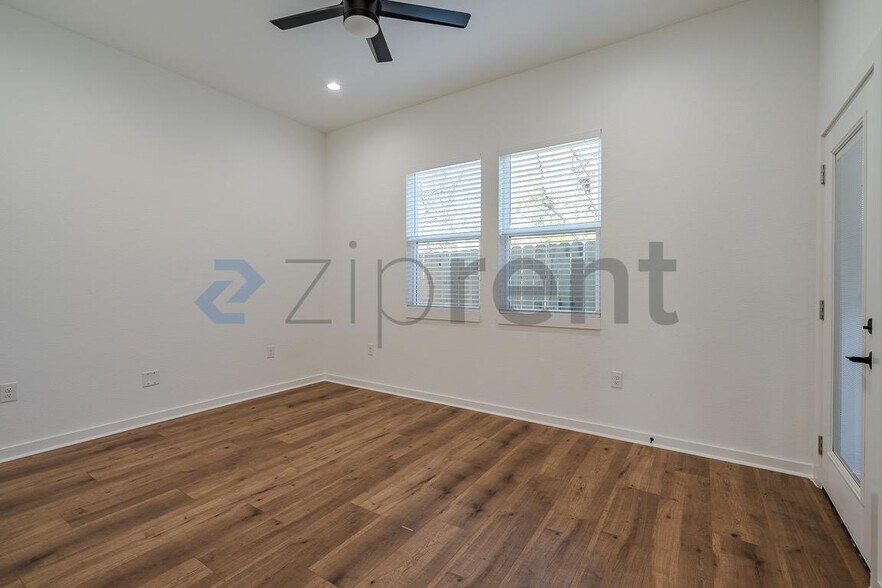 Building Photo - Unit A