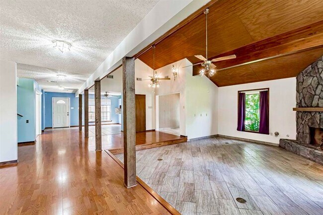 Building Photo - Spacious 3BR/2.5BA Retreat in Briarwood Es...