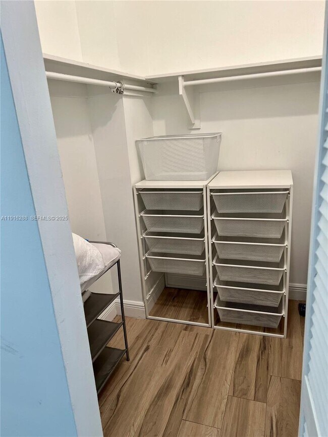 Building Photo - 801 Brickell Bay Dr