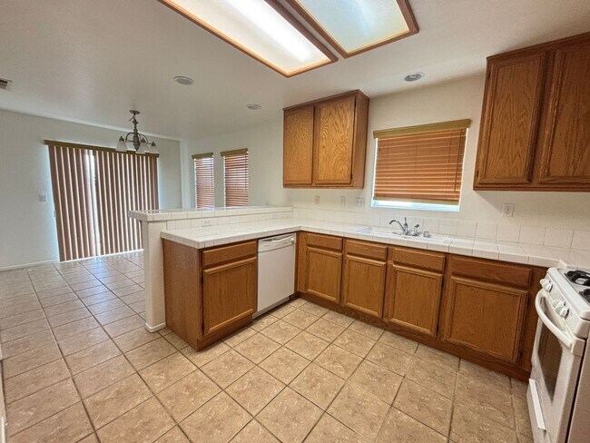 Building Photo - Single Story West Rosamond Home