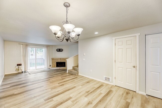 Building Photo - Updated and Well-Equipped 2 Bedroom 1.5 Bath Lynnwood Townhouse!