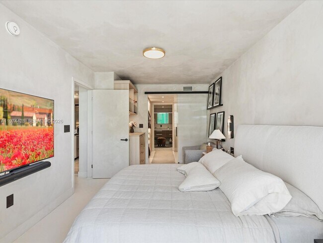 Building Photo - 9521 E Bay Harbor Dr