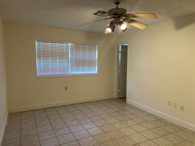 Building Photo - 10134 Kirkglen Dr