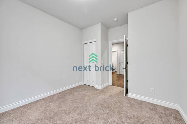 Building Photo - Bothell 5BR 3Bath-on a quiet neighborhood with smart upgrades + EV charging