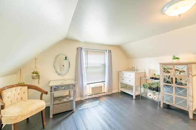 Building Photo - 714 E Jefferson St