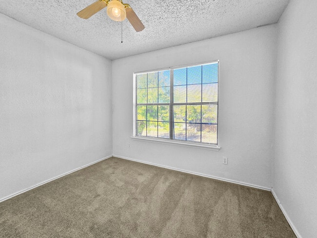 Building Photo - 3BR SFR w/ Garage & Fenced Yard in Fort Worth