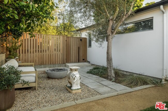 Building Photo - 1060 Nowita Pl