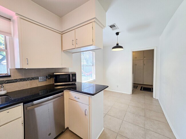 Building Photo - 9507 Meadowbriar Ln