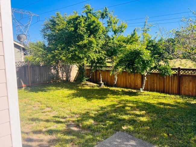 Building Photo - Enormous 4 Bed 2.5Bath + Bonus Room Great Lacey Neighborhood