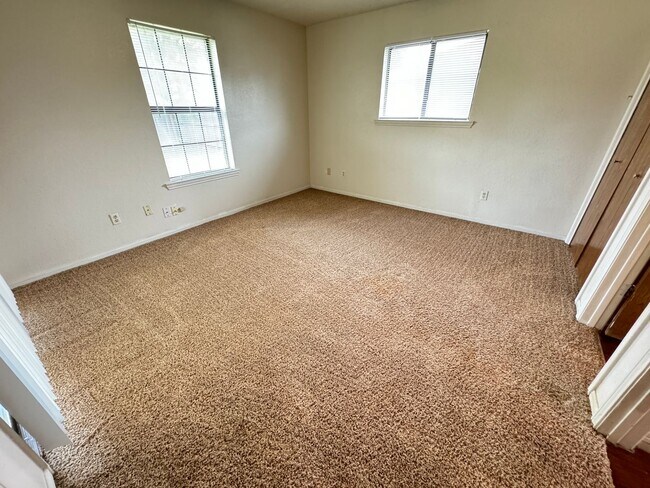 Building Photo - 3802 Hereford Ln