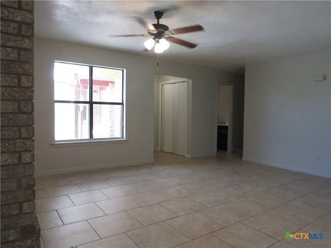 Building Photo - 1807 Cedarhill Dr
