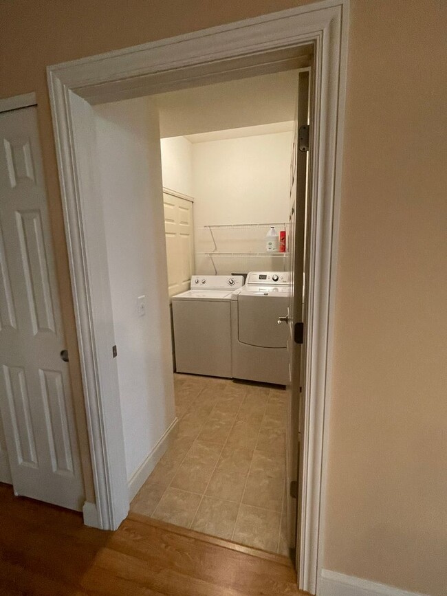Building Photo - AVAILABLE NOW!!!  Beautiful 2 bedroom, 2 b...