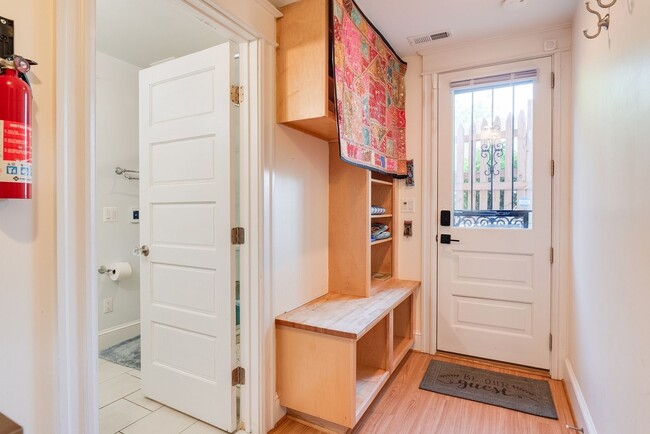 Building Photo - Unbeatable Family Home in the City w/ Park...