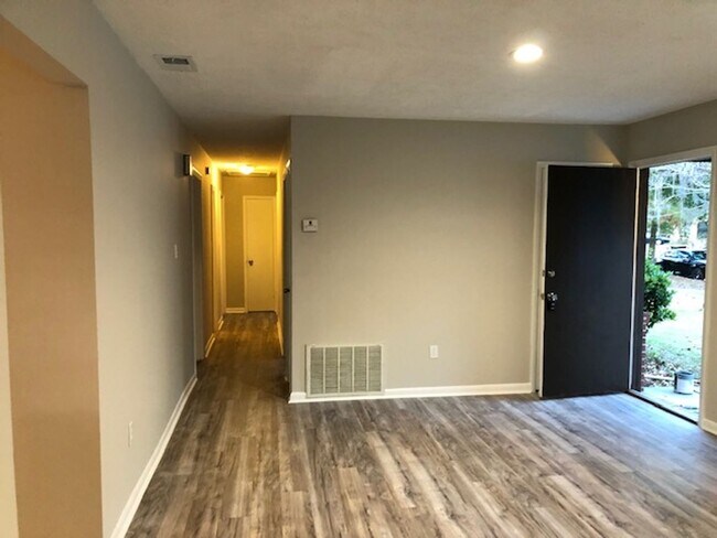 Building Photo - 9321 Dunwoody Dr