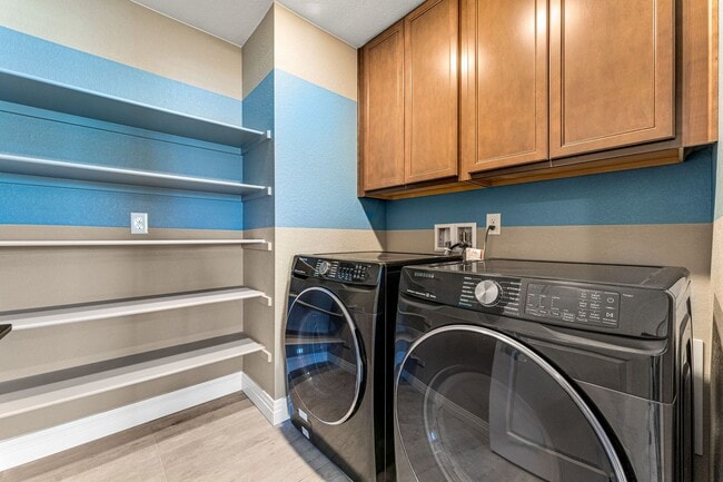 Building Photo - Modern Townhome in Commerce City!