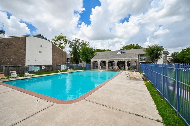 Building Photo - 3900 Woodchase Dr