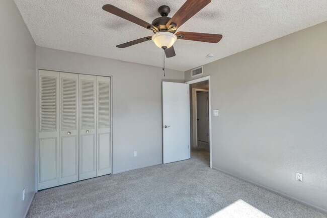 Building Photo - 3511 S Alder Dr