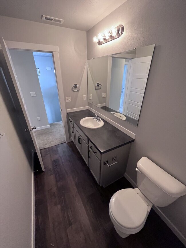 Building Photo - Central Located 4 bed 2.5 bath home