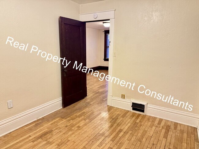 Building Photo - Beautiful Historic 2 bedroom Duplex